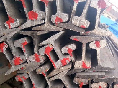 現(xiàn)貨供應(yīng)43kg軌道鋼 鋼軌鐵道軌國際標(biāo)準(zhǔn)30公斤輕軌產(chǎn)地邯鄲