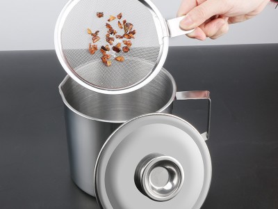 廠家直銷不銹鋼濾油壺帶濾網(wǎng)防漏廚房過濾油渣分離壺儲油壺回油杯